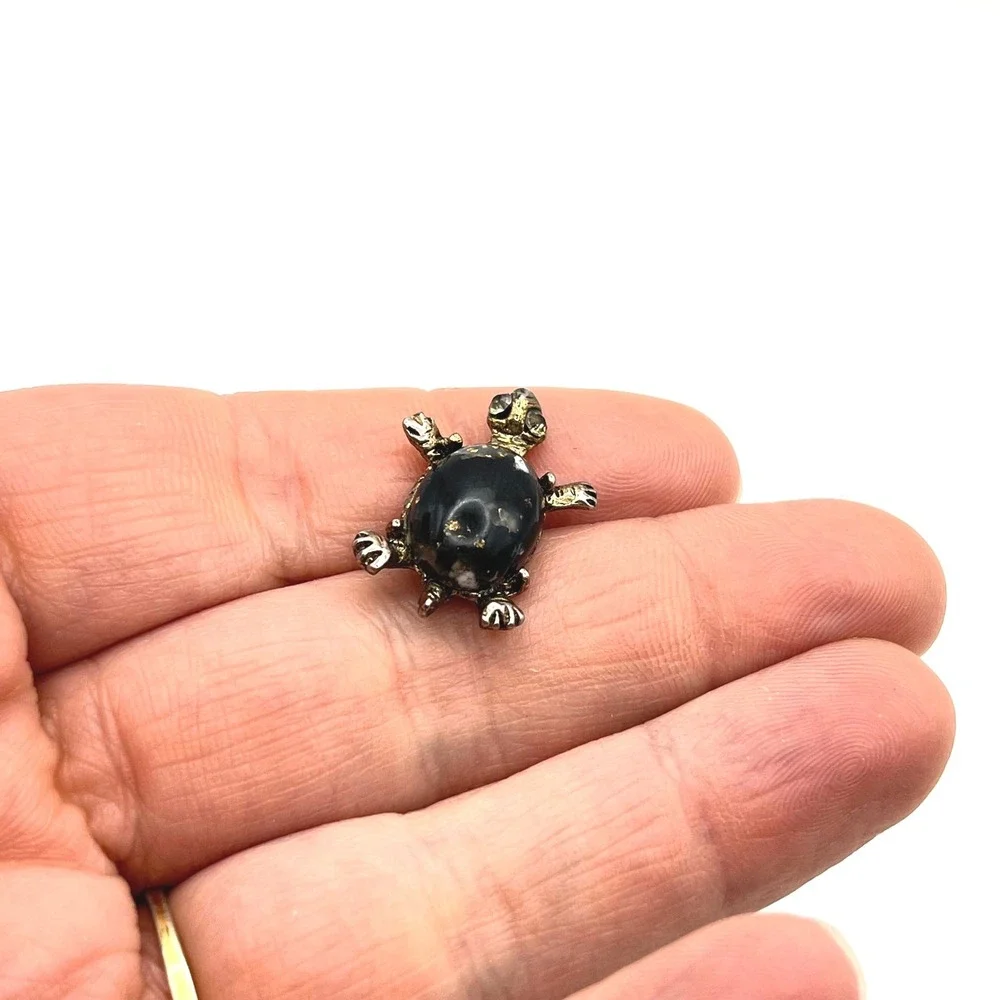 Vintage Turtle Tie Tack Lapel Pin Gold Tone Black Gold‎ Fleck Cabochon Shell
